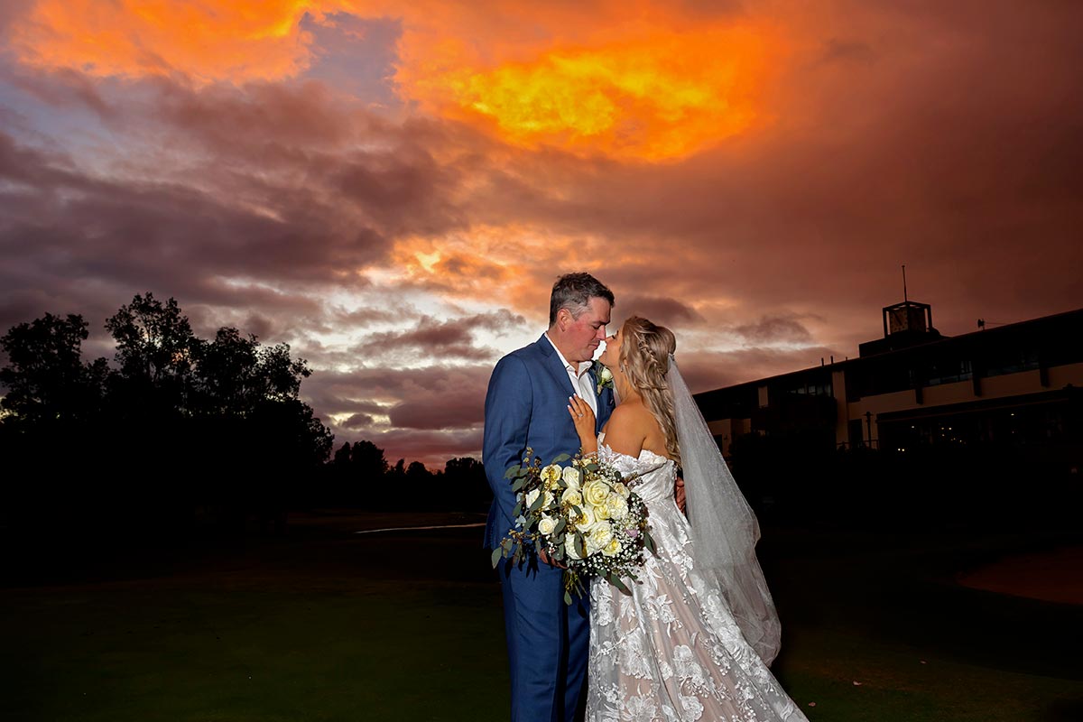 Kooindah waters wedding photographer sunset photos on the golf course