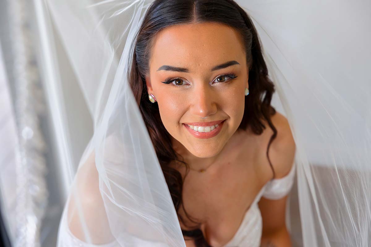 bride getting ready in teh cabins at glenworth valley